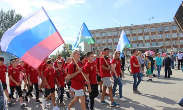 Шествие трудовых коллективов в рамках празднования 287-летия города Сысерть.