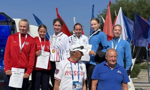 Первенство России и Всероссийские соревнования по гребле на байдарках и каноэ среди юниоров и юниорок до 19 и до 24 лет.