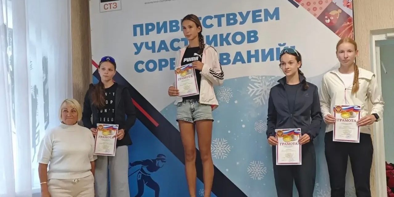 Областные соревнования по лыжным гонкам в летних дисциплинах! Юноши и девушки соревновались в гонке на лыжероллерах классическим стилем и в беге.
