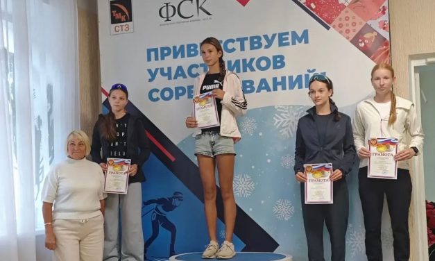 Областные соревнования по лыжным гонкам в летних дисциплинах! Юноши и девушки соревновались в гонке на лыжероллерах классическим стилем и в беге.